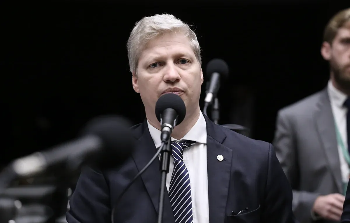 Marcel van Hattem reage após ser abordado por general — O Cruzeiro Notícias | Onde o fato é a estrela.